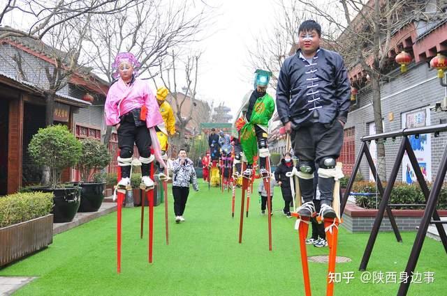 踩高跷舞狮舞龙社火是芯子,高跷,竹马,旱船,狮子等的通称.