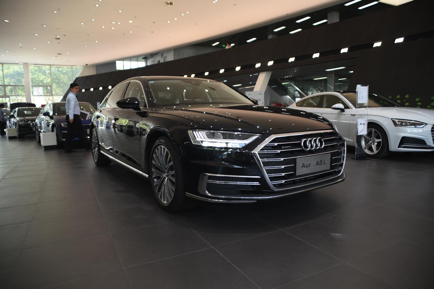 到店实拍奥迪a8l天津地区最高优惠1848万元另有好礼相送