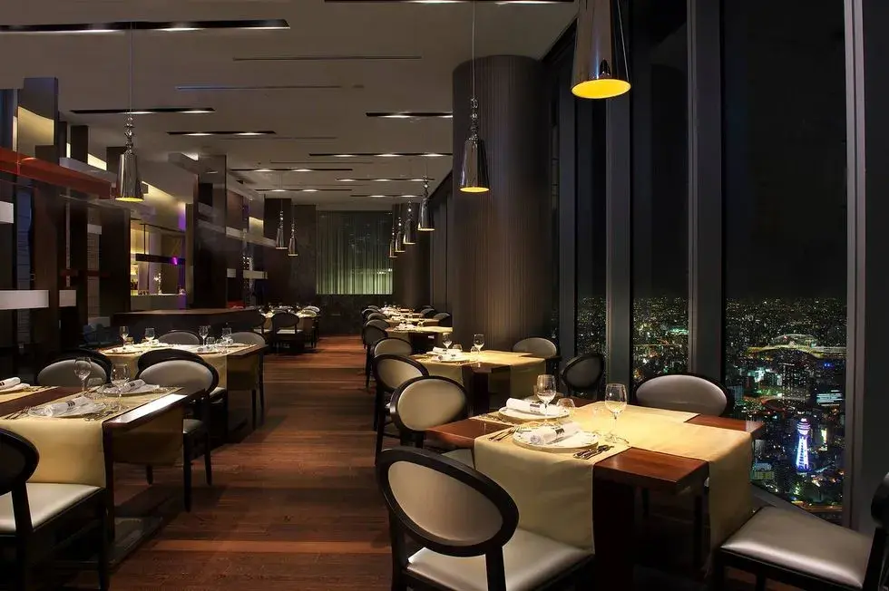 不定时供应丰富的茶点与蛋糕,果汁,可以自由拿取到舒适