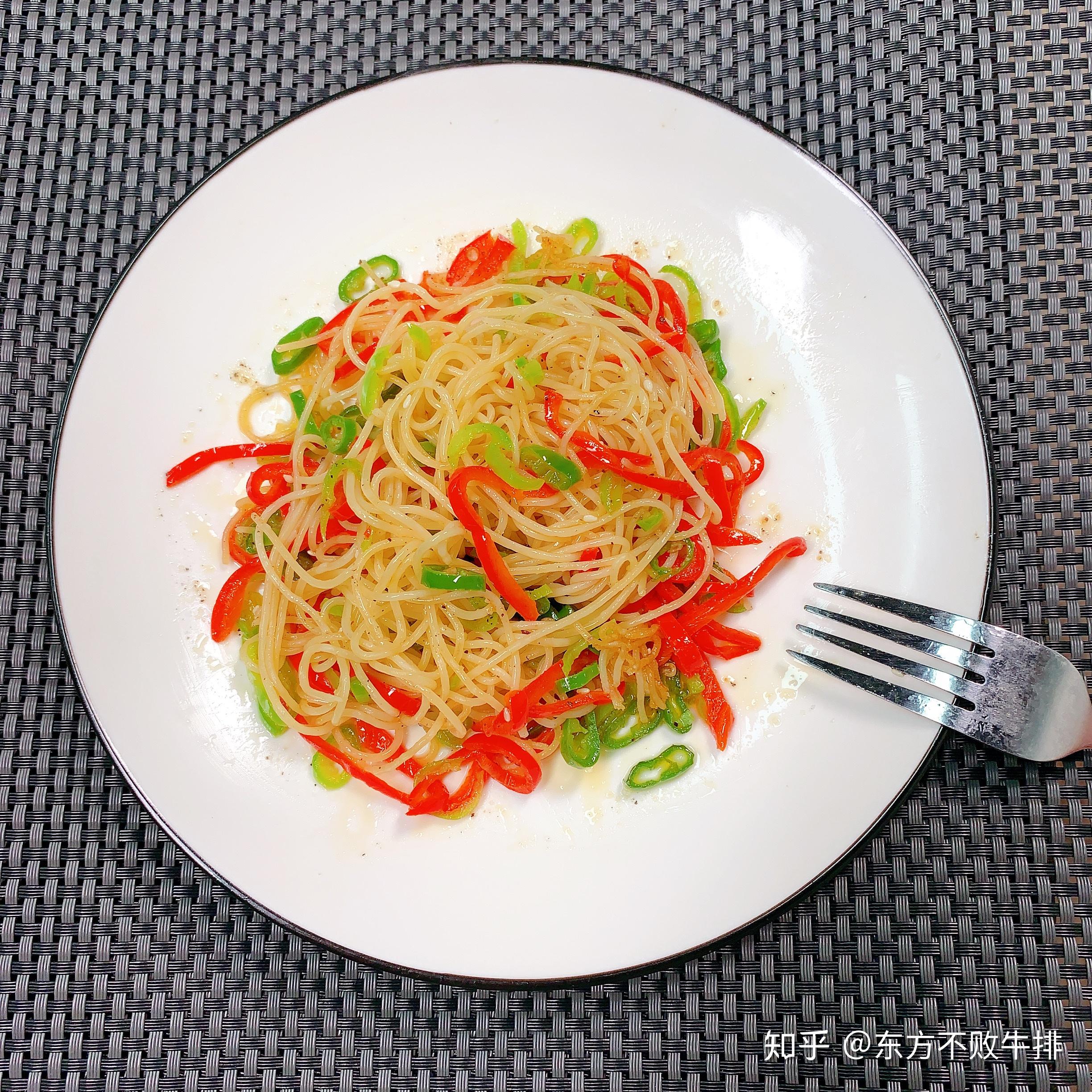 自制双椒炒意面,撒上黑胡椒,香浓诱人