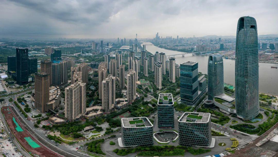 保利发展广场,坐落于广州琶洲经济圈核心区位,是保利地产重点项目之一