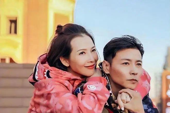 "蔡少芬一脸骄傲:"不后悔,因为我遇到了我人生中最爱的老公.