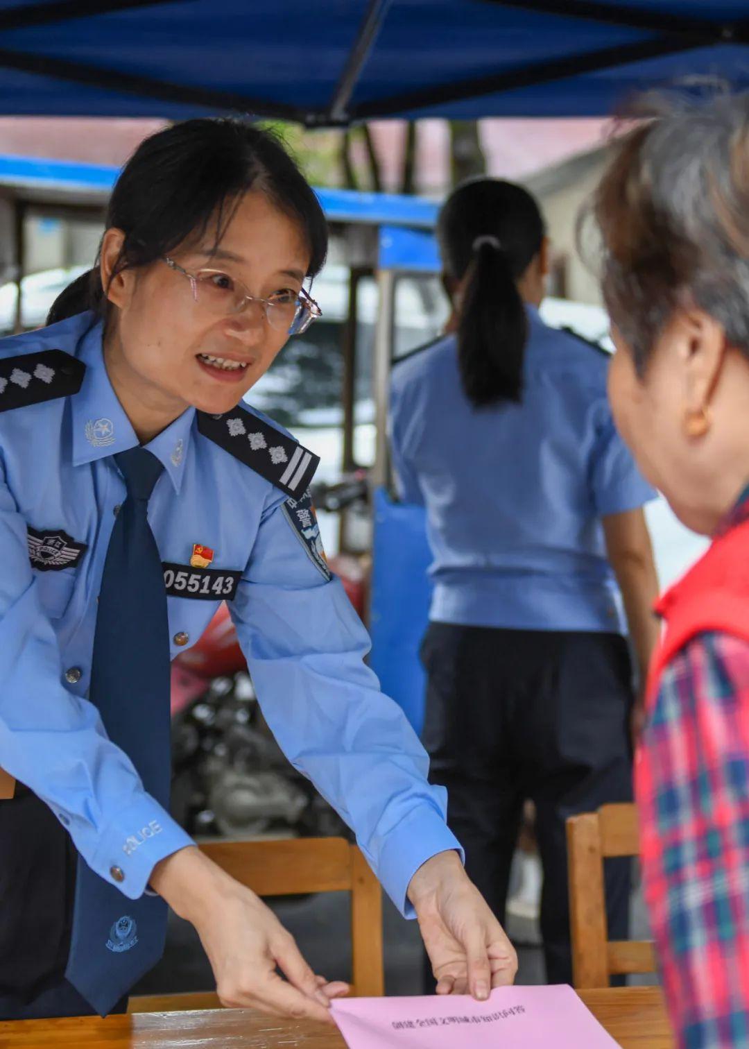 女警们忙碌的身影 成为全国文明城市创建路上的靓丽风景 知乎