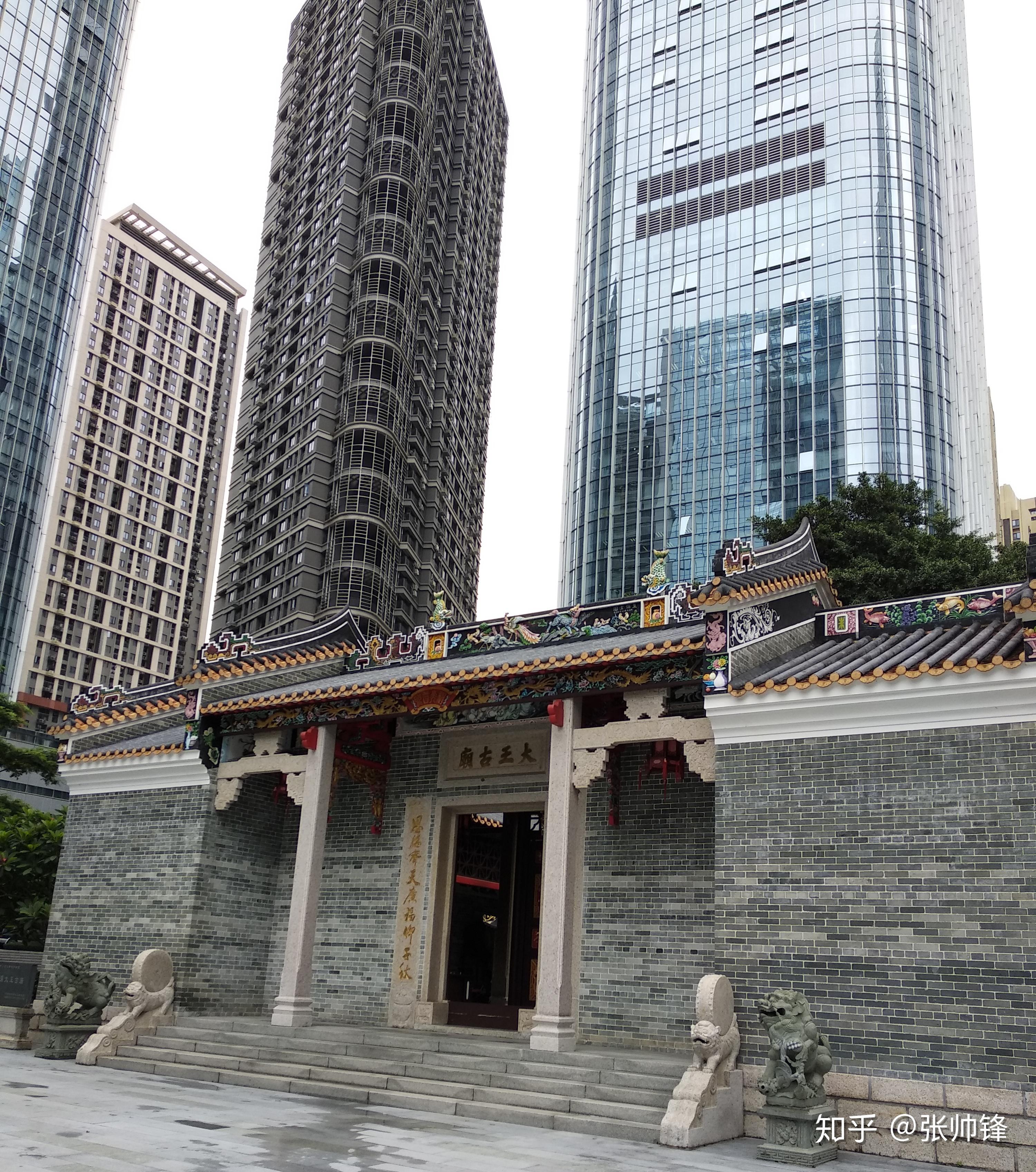 寸土寸金的现代都市楼宇之间,一座大王古庙门扇大开.