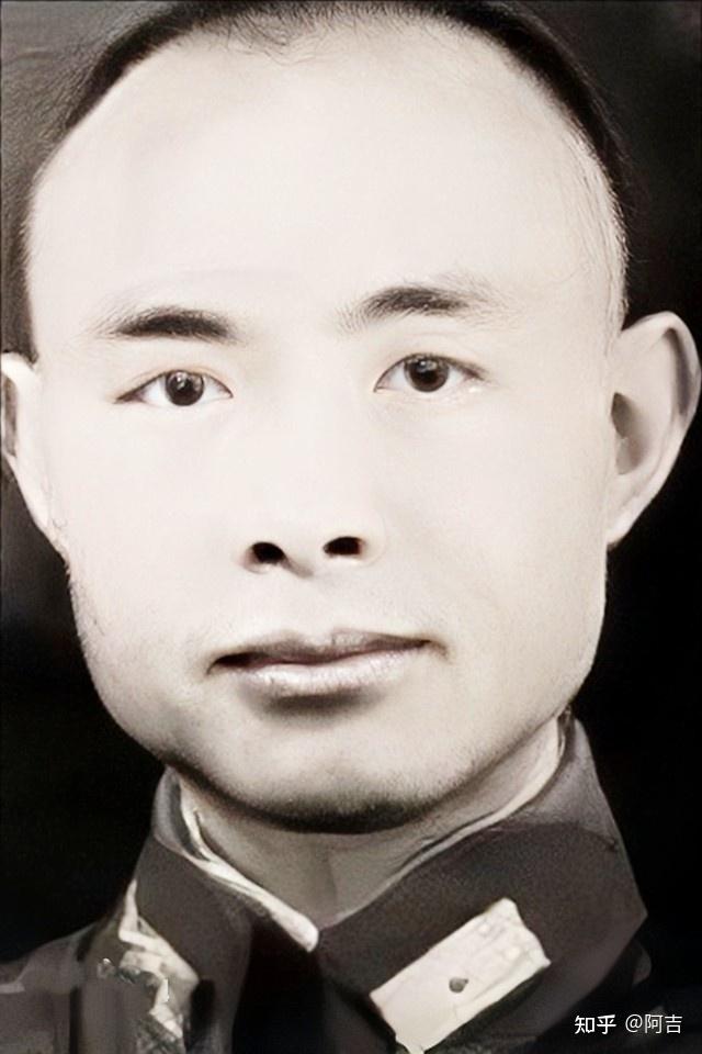 在炒米的时候,杨伯涛就仿佛变成他当时被俘虏的形象:蓬头垢面,衣服