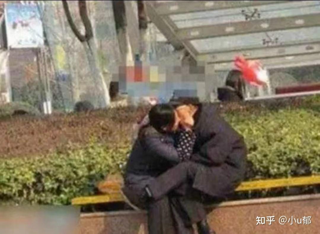 独家爆料公园惊现大妈激情清晨眼睛紧闭陶醉舌吻大爷