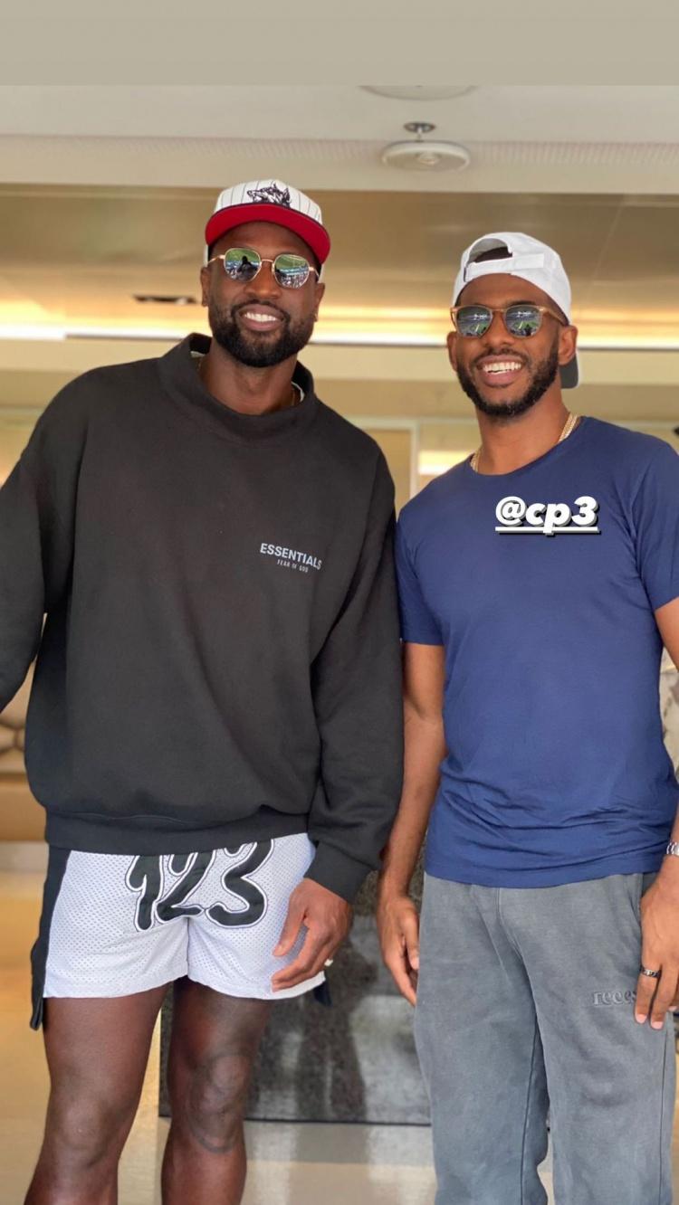 老友相见韦德社媒晒nfl比赛现场与保罗合照