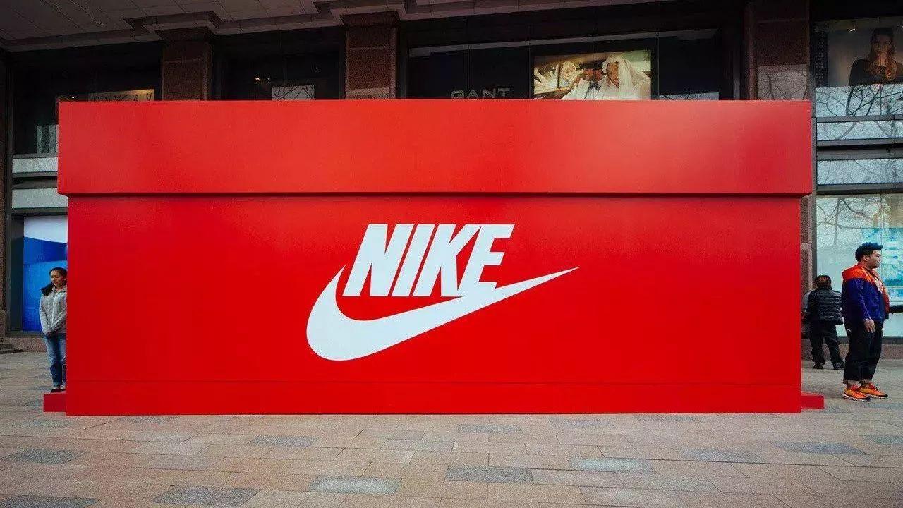 我踩到了一个nike两千万的鞋盒