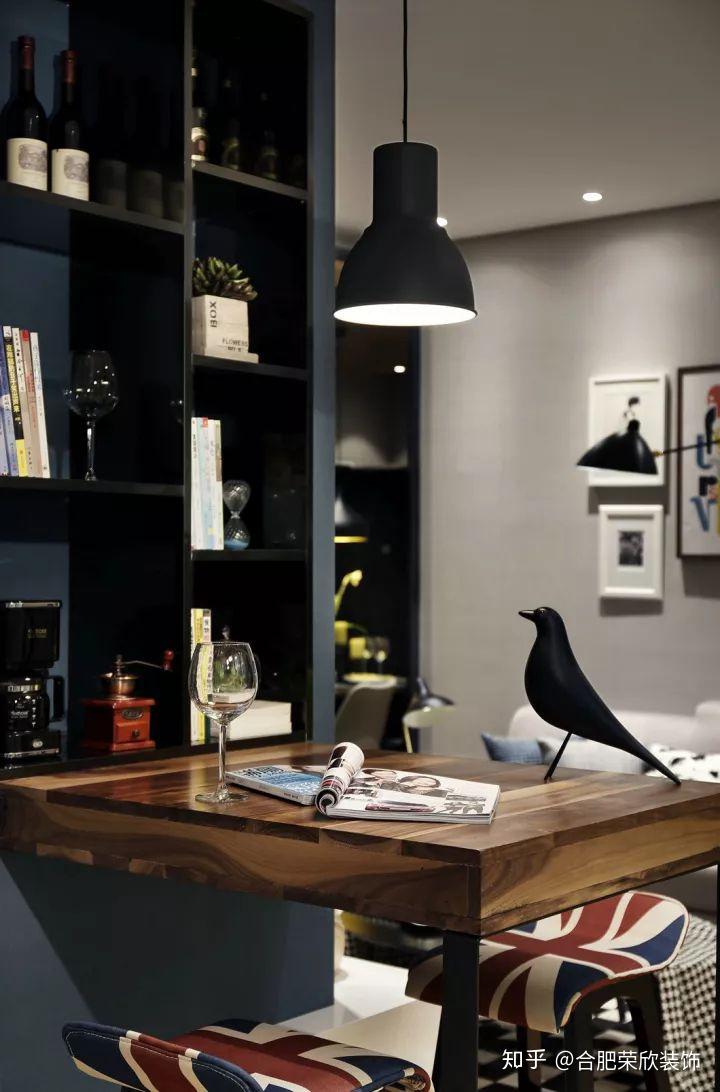 餐厅背景墙以茶镜 铁框架,垂下的餐吊灯,结合小资情调的餐桌椅,整体