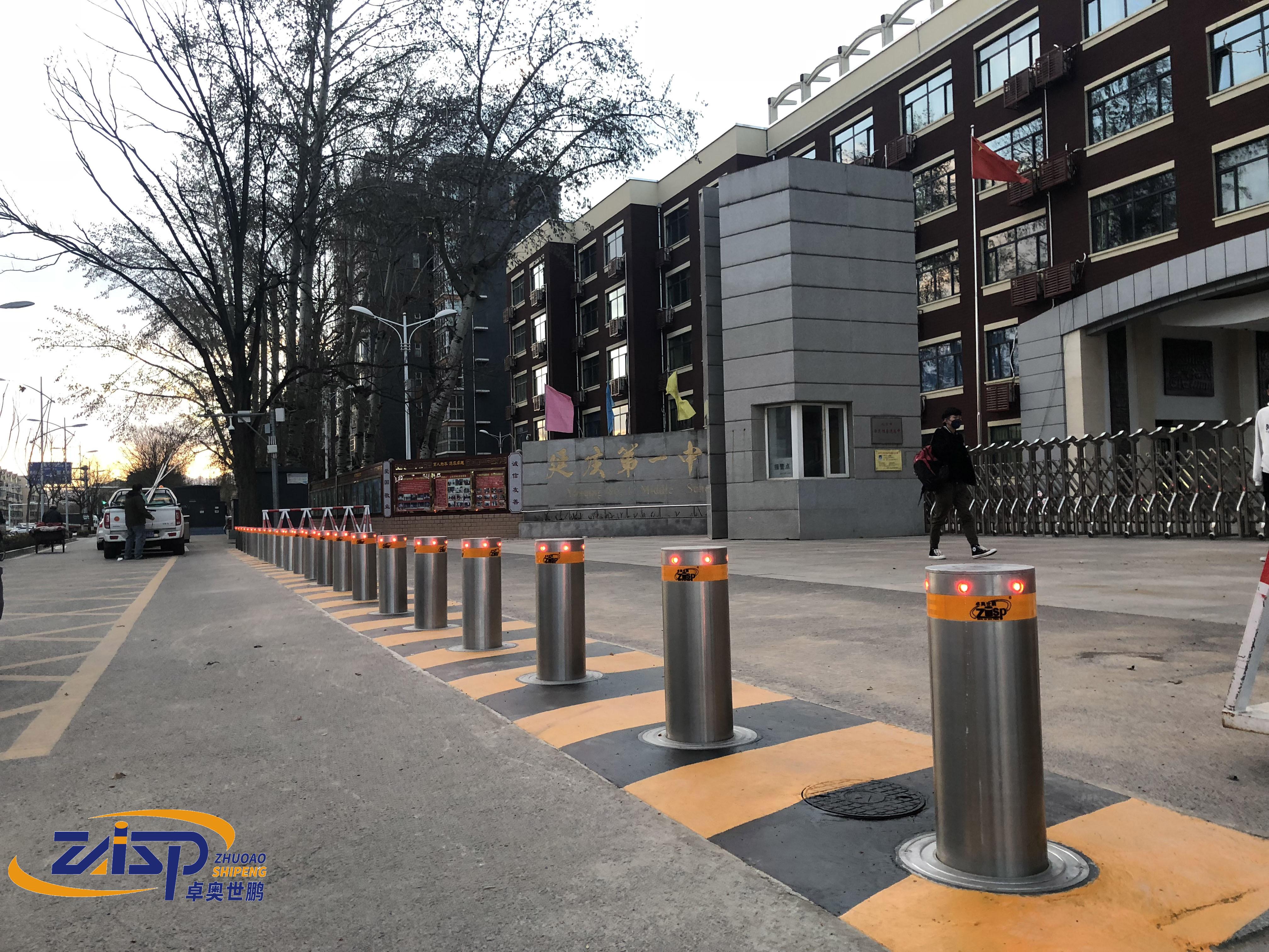 梧州藤县某小学门口小孩被车撞飞,安装升降柱迫在眉睫!