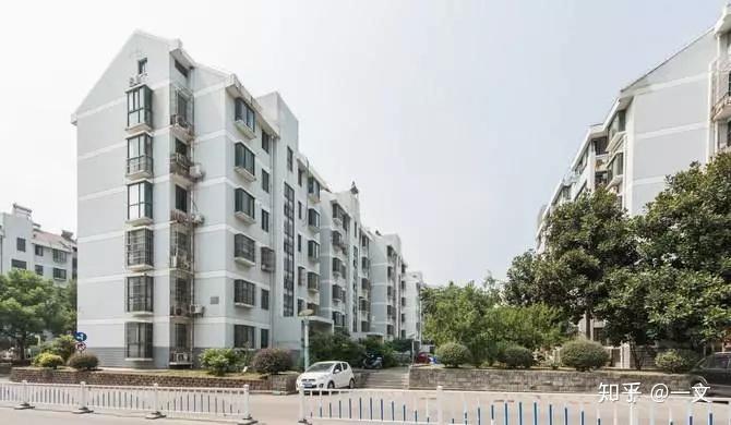 结合地图,我们看到是这样的情况,春江新城周边,都是大体量的安置房