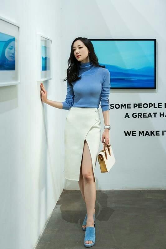 韩雪本想穿条短裤秀腿不想坐下时却一秒尴尬真想送件外套给她