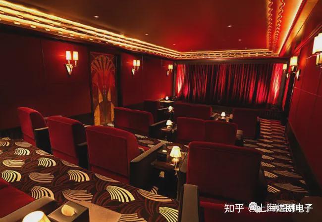 "就杰瑞而言,他喜欢这个看起来像是1940年代电影大亨的放映室,它配备