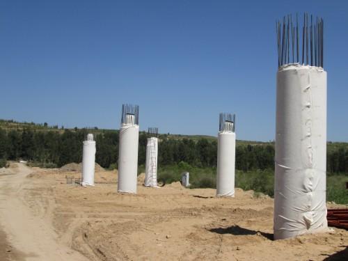 盖梁:为支承,分布和传递上部结构的荷载,在排架桩墩顶部设置的横梁.