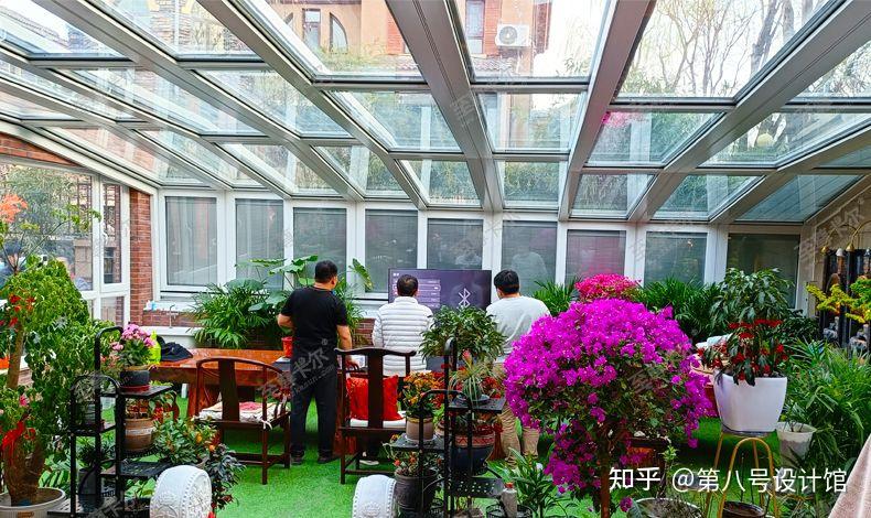 我要是有庭院，才不会做围墙放杂物，花房茶室二合一，温馨又舒适 - 知乎