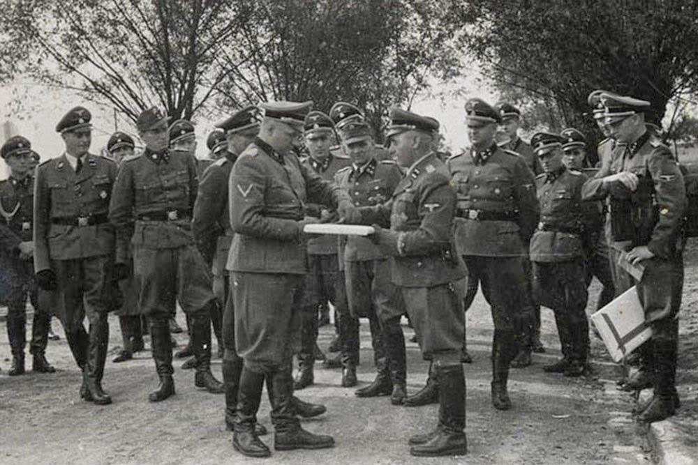 大批党卫军军官齐聚一堂.