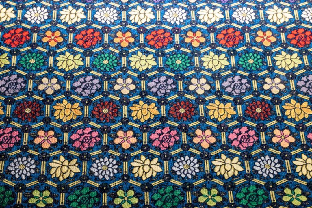 青地龟背填花纹仿宋锦宋锦织物结构独特,"活色"工艺精湛,其图案色彩