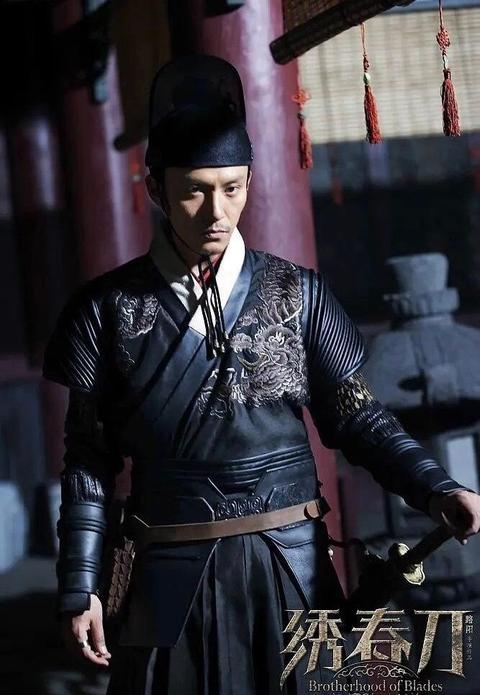 我到现在记得他的沈炼擦刀! 而且他可是拍一部电影学一门技能的人啊!