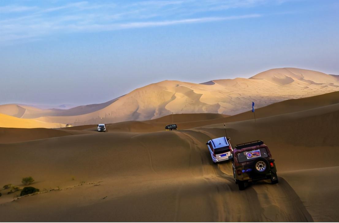 这里是世界上最大的响沙带之一,除了可以乘坐沙漠里的小火车,体验沙漠