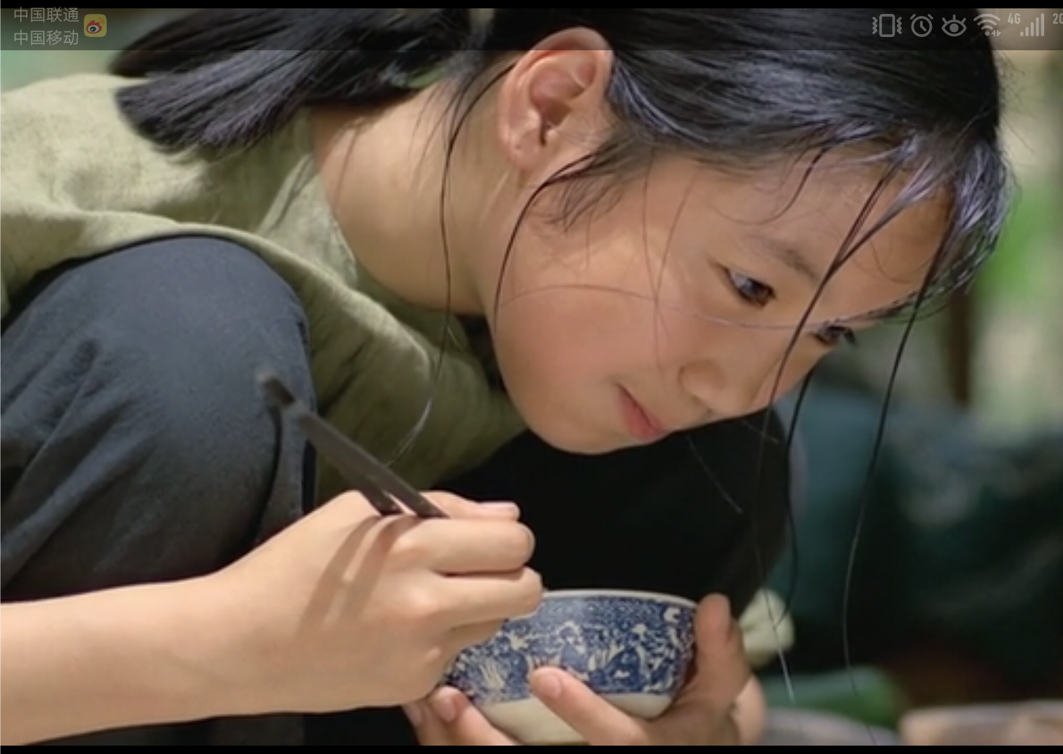 推荐看电影青木瓜之味, 女主的少女感在好奇在清澈,在眼眸里的光和