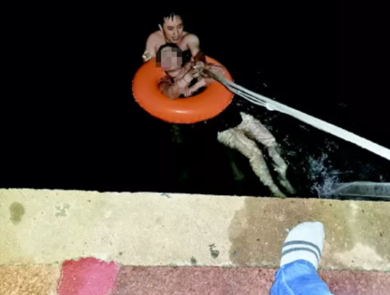 4米高台纵身一跃小伙深夜海中救起溺水女