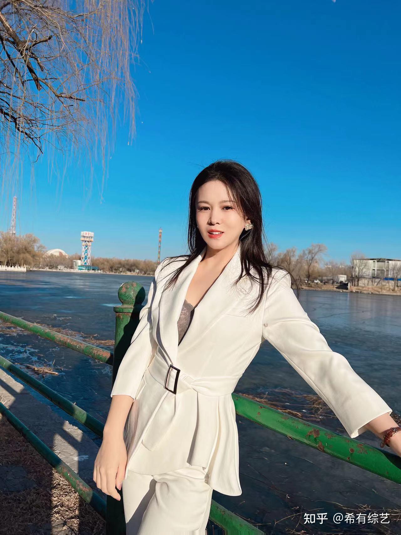 主持人刘美希冬日都市写真曝光身穿清爽白色西服套装女神范十足