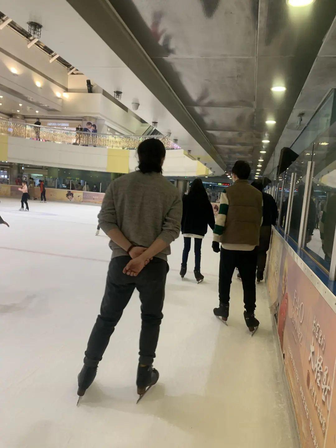 男子在北京地铁站尾随女乘客溜进女厕偷拍遭围追堵截 已被拘留