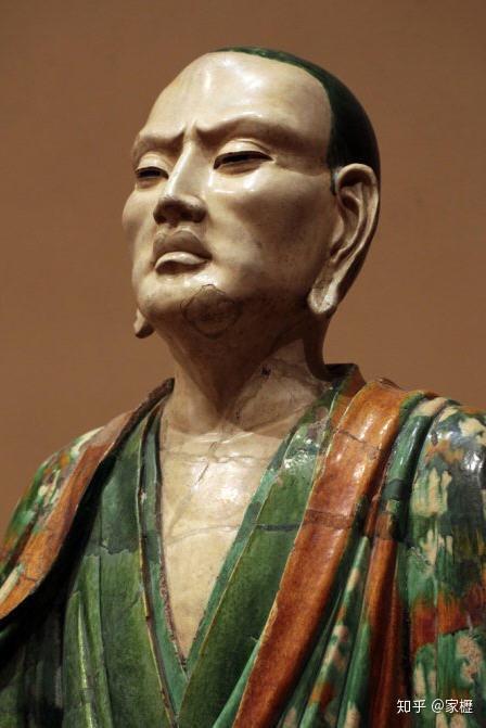 尚存唐风,佛像肉髻处多见髻珠,面 部近似橄榄形,多着双领下垂式袈裟