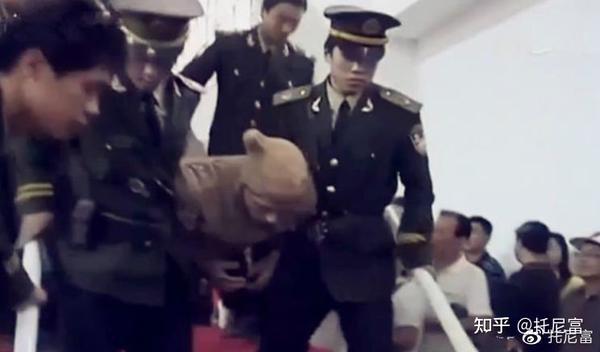 德国小伙假装兵马俑 德国小伙子跳进兵马俑 兵马俑马林