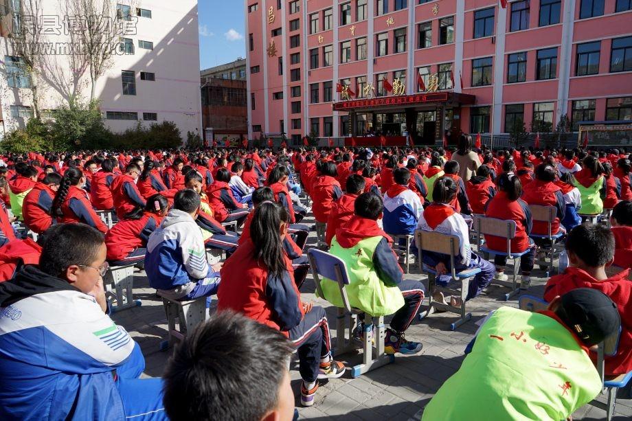 10月22日,岷县博物馆在岷阳镇第一中心小学开展了非遗讲座,流动展览,"