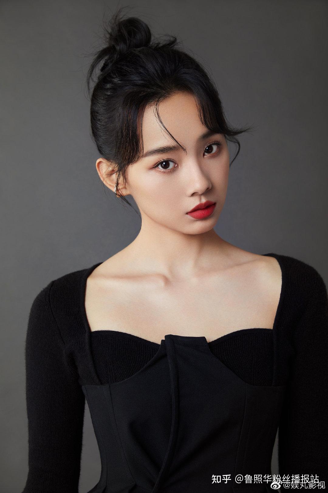 近日,95后实力派小花演员鲁照华一组纯欲风黑色氛围感大片曝光,魅力