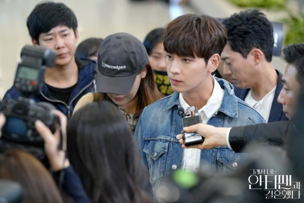 郑俊英手机里的老司机群组成员李宗泫退伍当兵