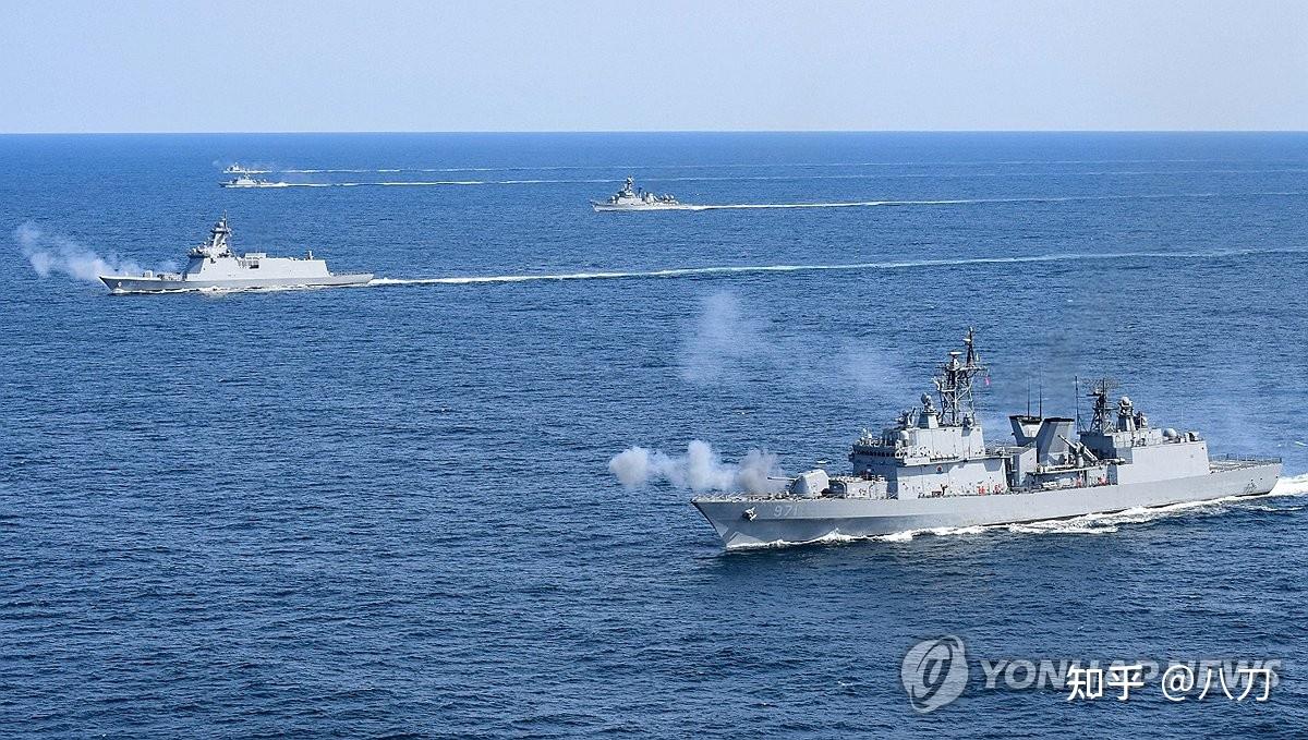 韩联社韩国海军第一舰队在东部海域实施机动演习