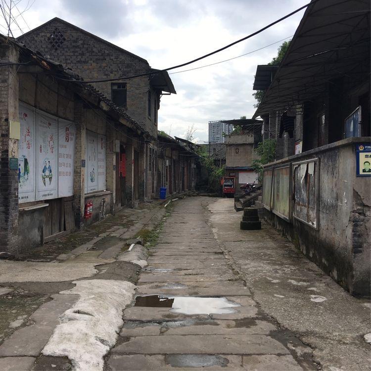 自从合川嘉陵江大桥修通以后,时间对东渡老街来说,仿佛停留在上世纪八