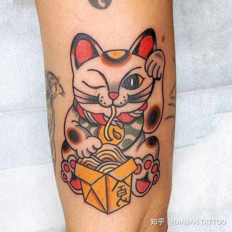 招财猫身上的图案主要有以下几种:宝船图案象征着财富,茄子,鹰和富士