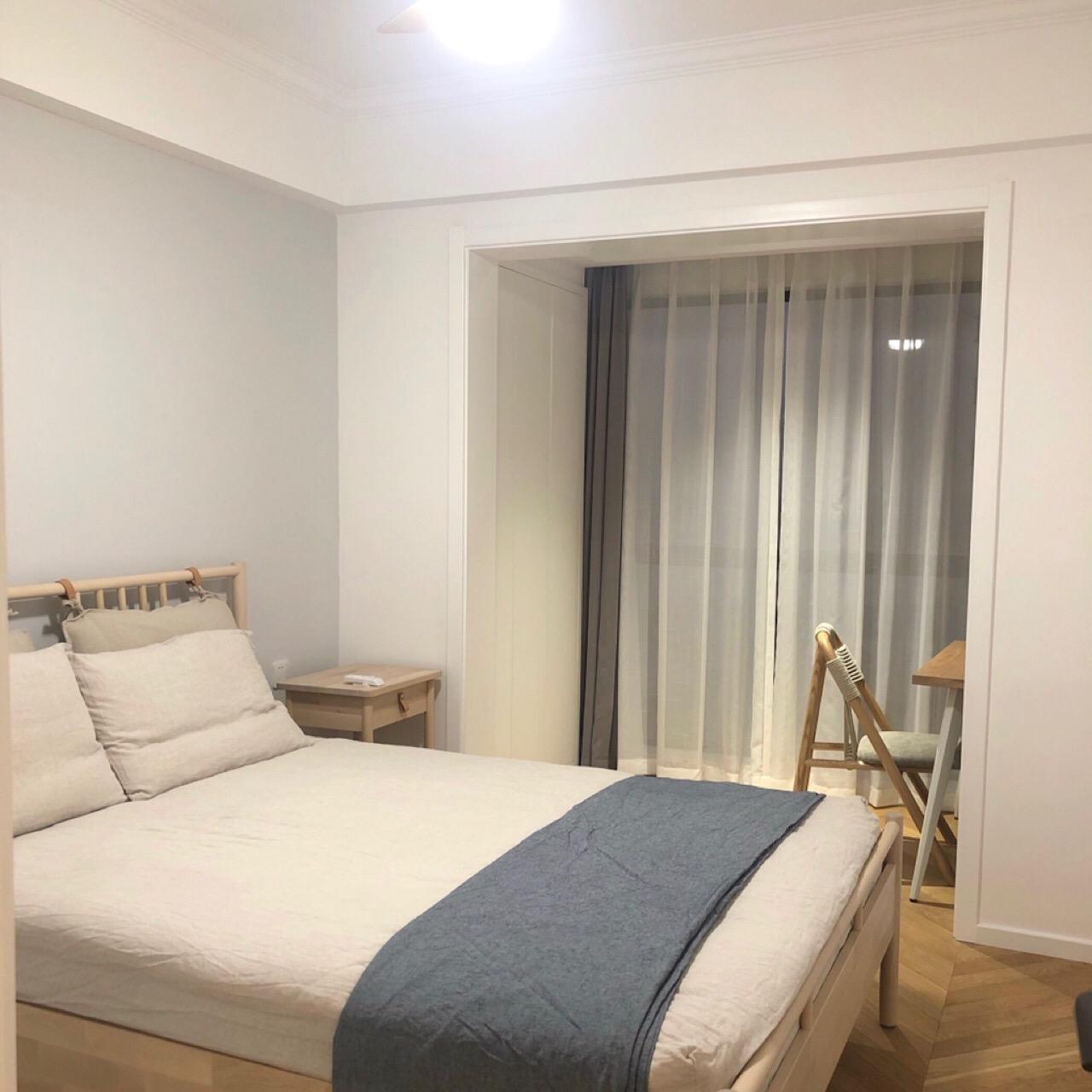 窗外的景很赞学习用的书桌主卧的房间没有做过多的装饰,简洁干净对于