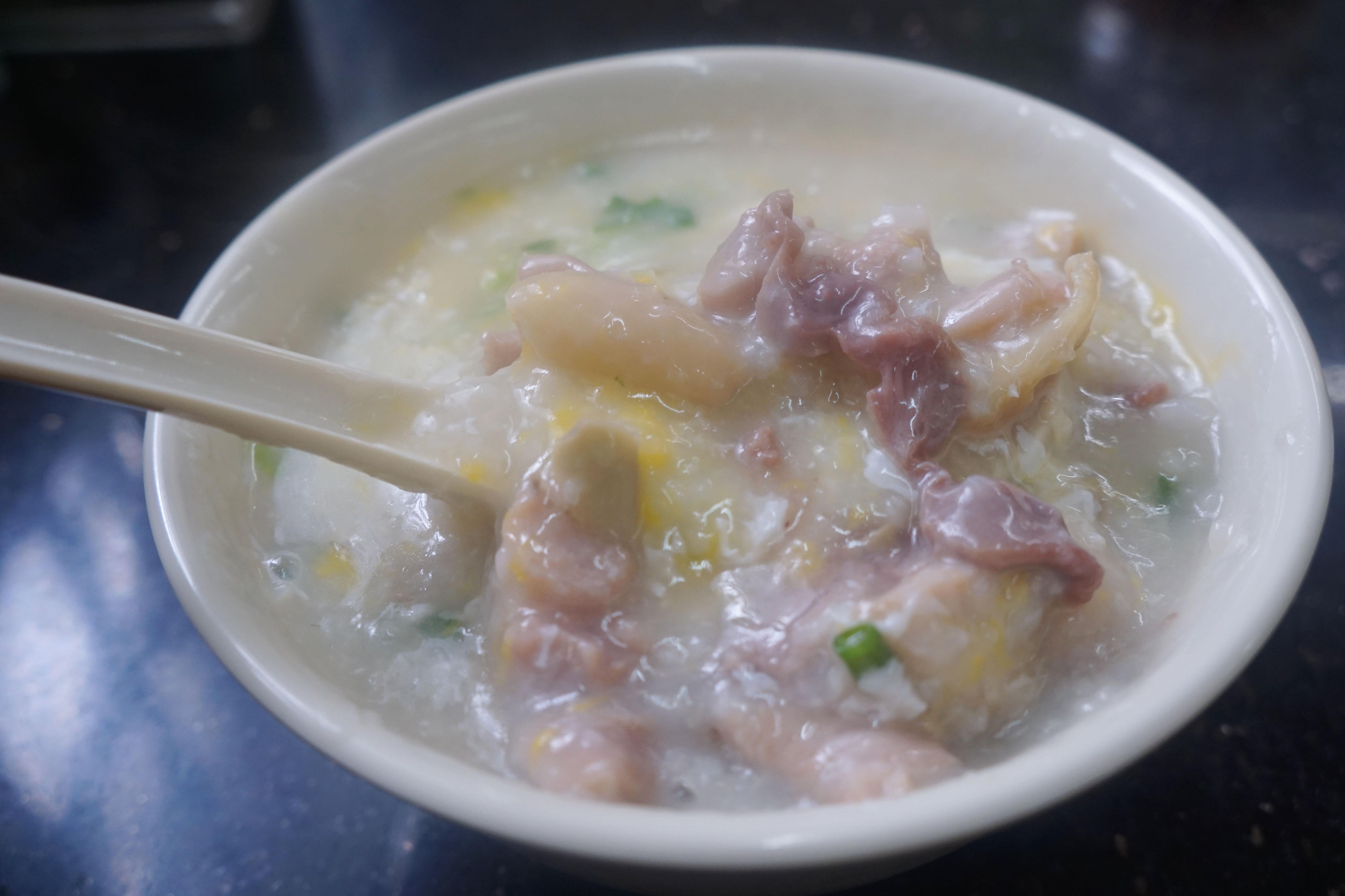 同福路有两间炖品食肆,安乐炖品和信行丰炖品皇的炖汤不错:竹丝鸡