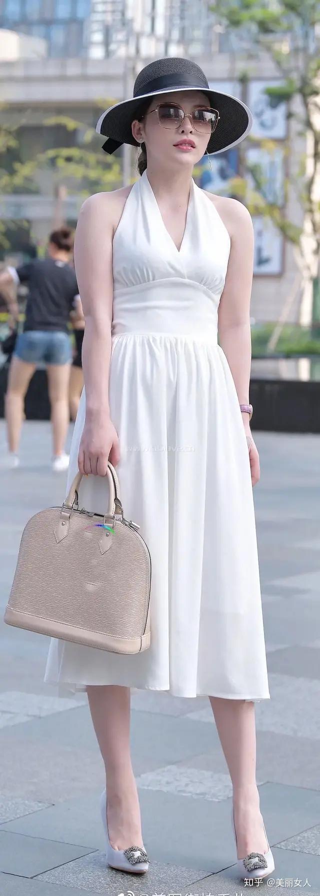 穿白色高跟鞋和白裙子美女图片