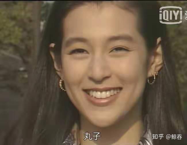 赤名莉香:永远的治愈笑容和经典的秋冬穿搭