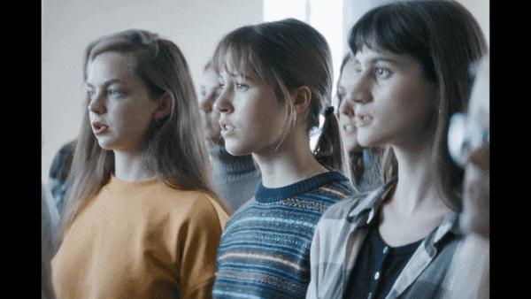 《女孩，你怎么了？》烂番茄100%，小语种爆款