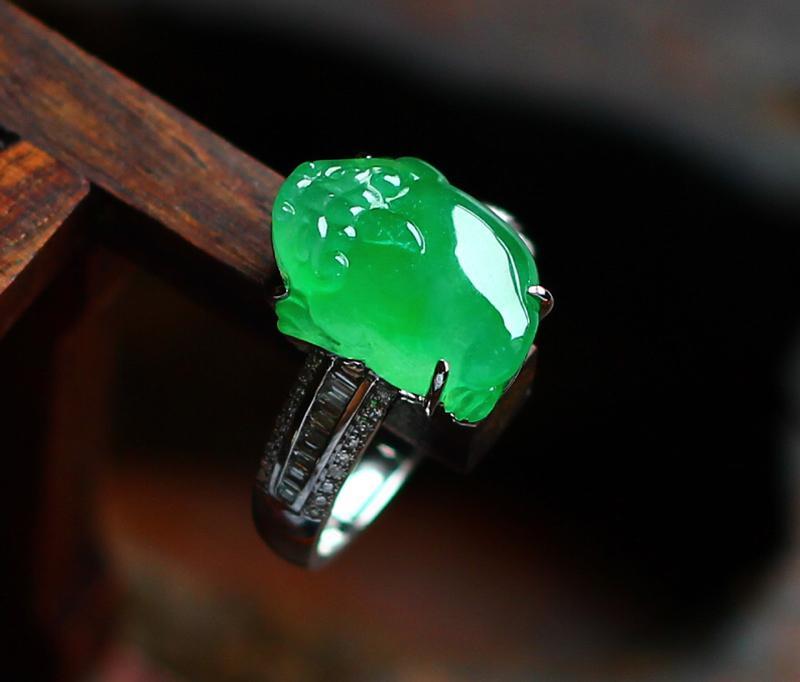 汉月珠宝—正阳绿招财金蟾戒指 - 知乎