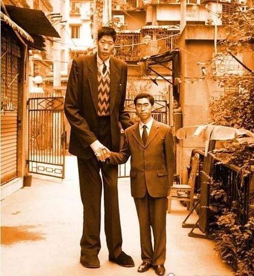 中国十大巨人,姚明在他们身边都显矮!