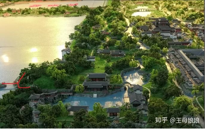 上图系圆明园遗址公园全景模型:廓然大公(北→南)俯拍,左侧丁字路口即