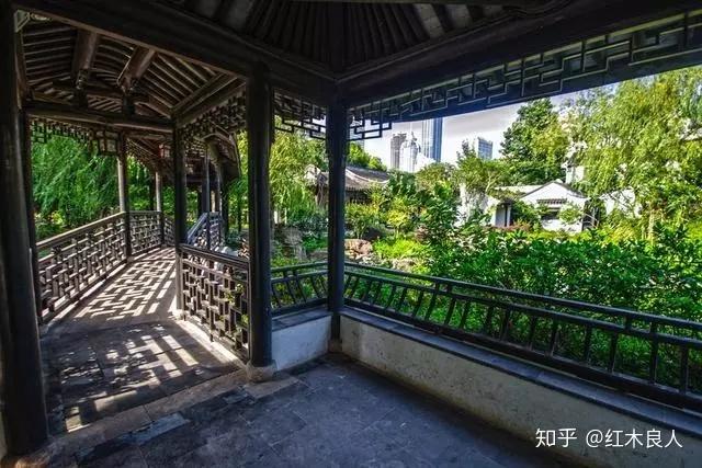 园林之中,亭廊楼巷,自成意境,雕花门窗,小桥流水,这些材料无一不是