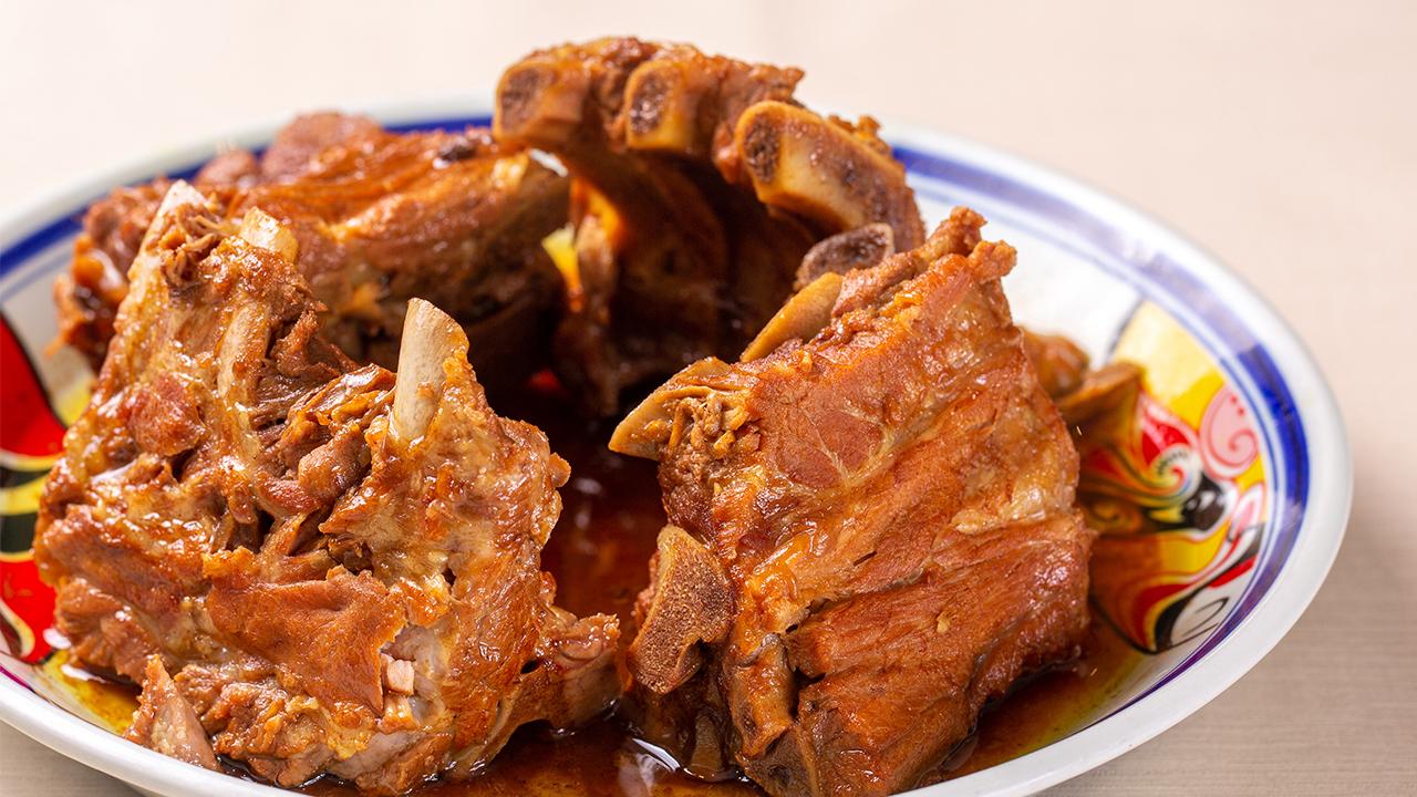 用餐时还发生了一个小插曲由于酱骨架实在太好吃了,正当我狂啃之际不