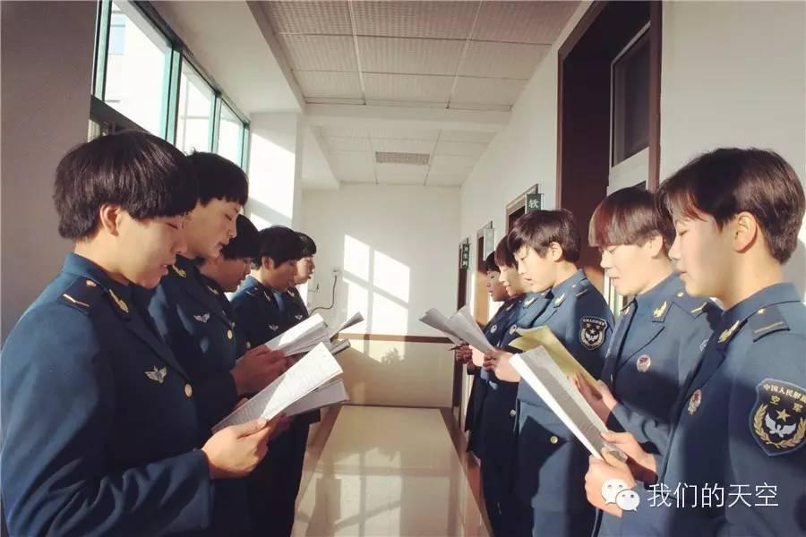 话务员需要背上上千个电话号码,报务员同样如此,需要背记上百个通勤