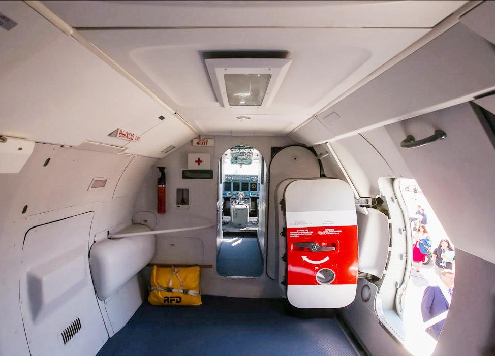 造价过亿的飞机为什么不安装电动舱门