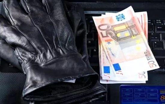 一名侨居希腊的中国侨胞7日在雅典"黑市"私下与陌生人进行外汇交易时