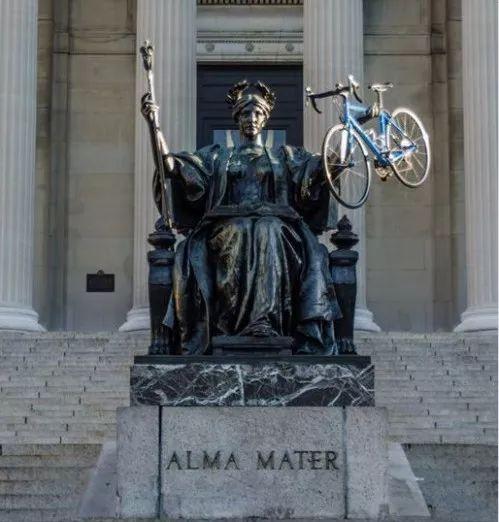 alma mater雕像图片