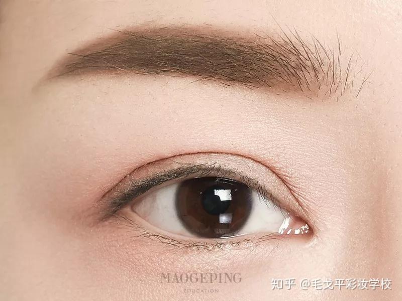 眼妆显肿别怪眼皮厚可能是你画错了关键线 (眼肿妆容)